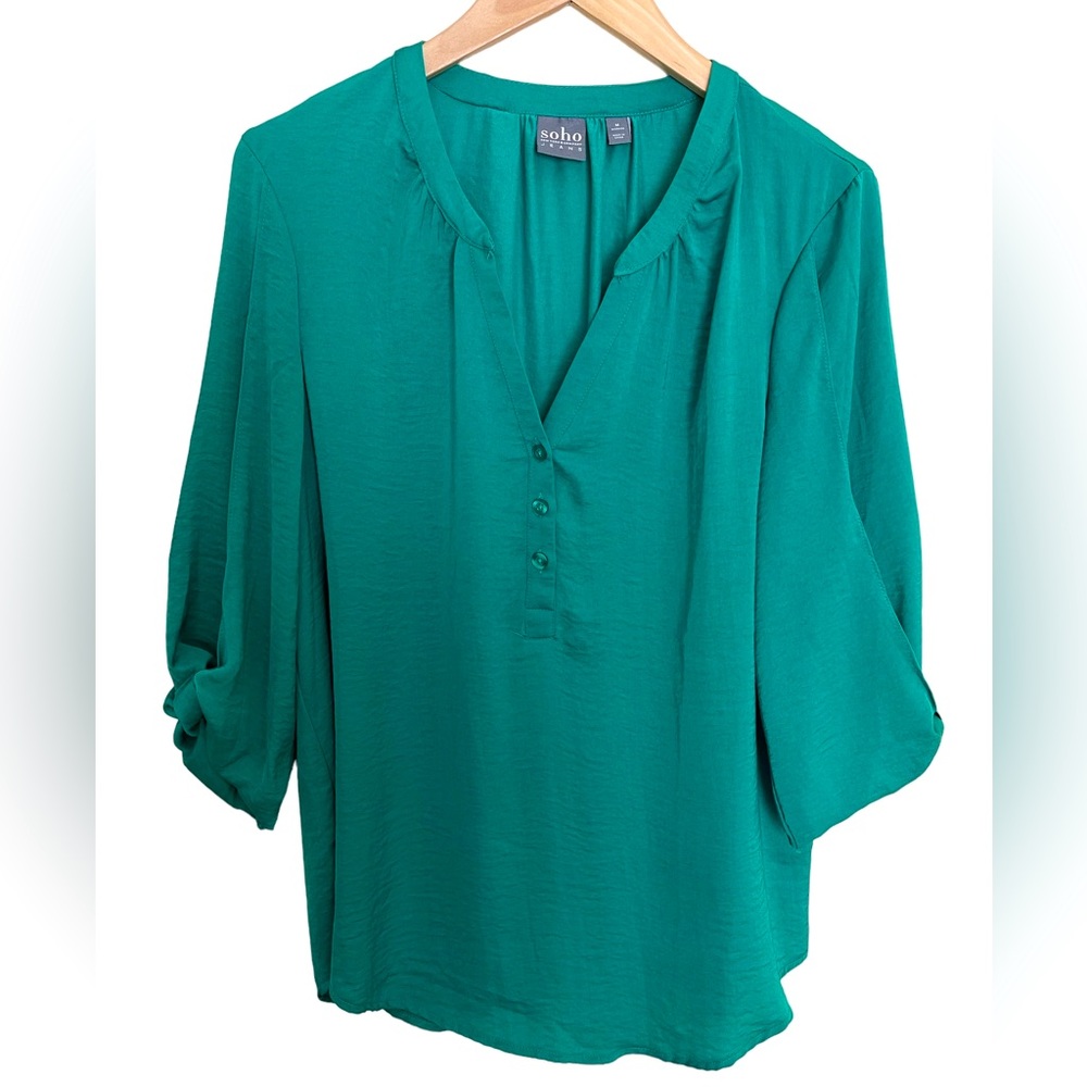 Very gently used. Kelly green blouse, size Medium. New York and Co.